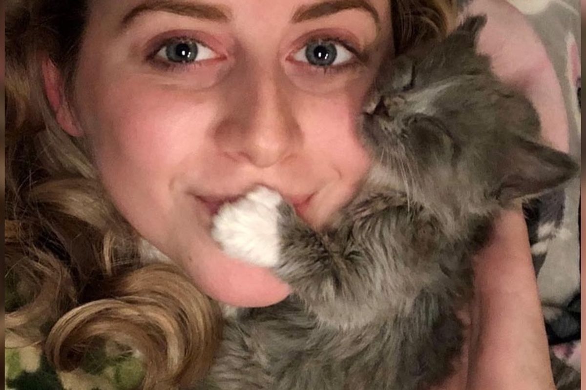 Orphaned Kittens Insist on Cuddling On Woman’s Neck Every Day After She Saved Their Lives