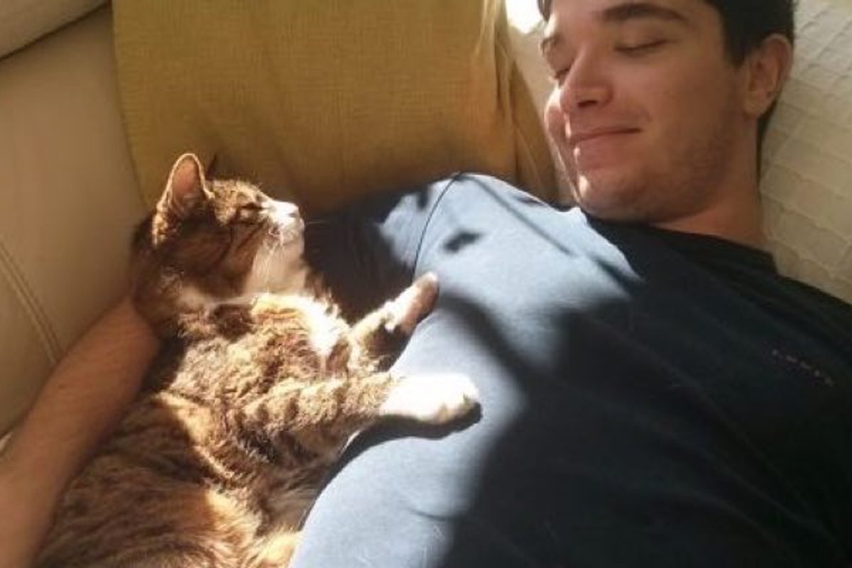 Mowgli the Cat is This Man's Best Friend for 20 Years!
