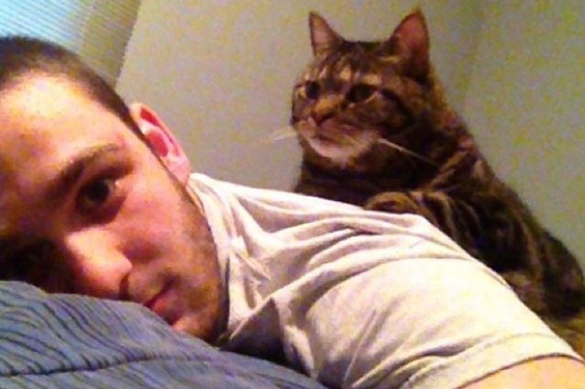 Boy Found Stray Cat in a Rusty Boat. 13 Years Later, They are Still Together