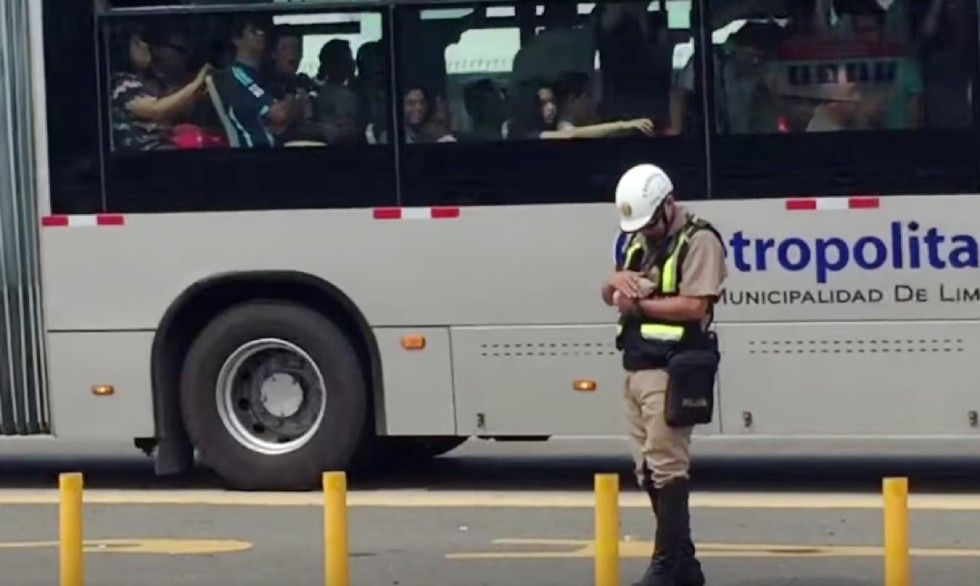 traffic police rescues kitten before run over by bus